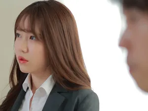 Chịch một cô bạn cùng phòng trong bếp với bộ ngực khủng mặc đồ ngủ và có tinh dịch trong miệng