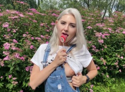 Vụng trộm với bố dượng mỗi khi mẹ đi vắng
