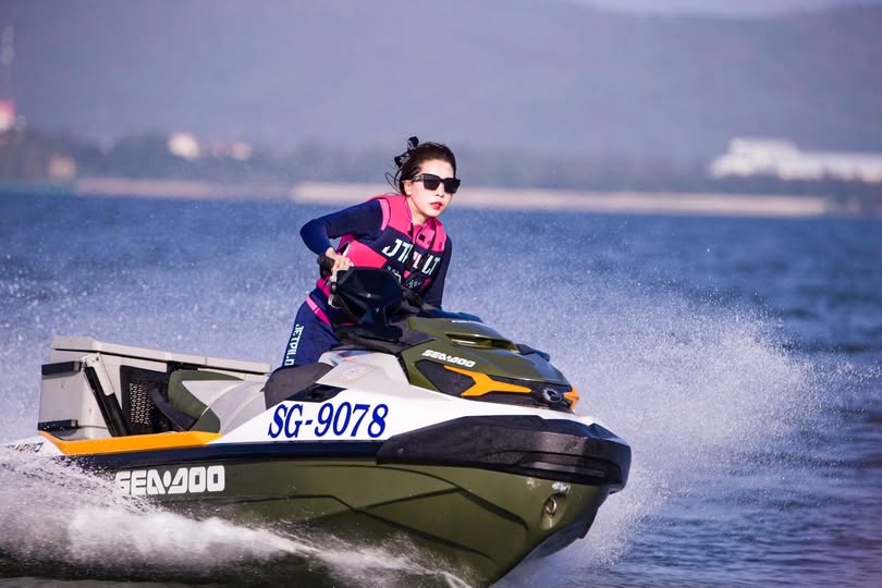 Dùng lực đâm mạnh theo con đĩ ngoại vi thứ hai, chân dài 168CM, liếm lồn ở tư thế 69, nâng mông lên và địt mạnh, em gái đau quá